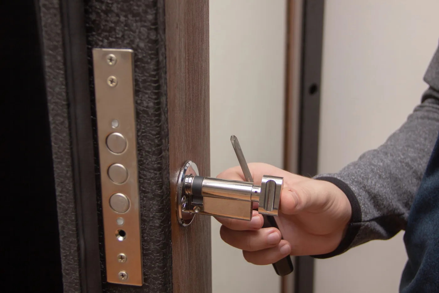 Pose d'un cylindre de sécurité sur une porte blindée dans le quartier Arts-et-Métiers, Paris 3e
